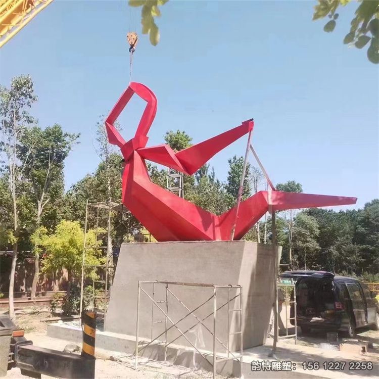 不銹鋼紅領(lǐng)巾雕塑 校園文化廣場(chǎng)的標(biāo)志 不銹鋼紅領(lǐng)巾雕塑 校園文化廣場(chǎng)的標(biāo)志