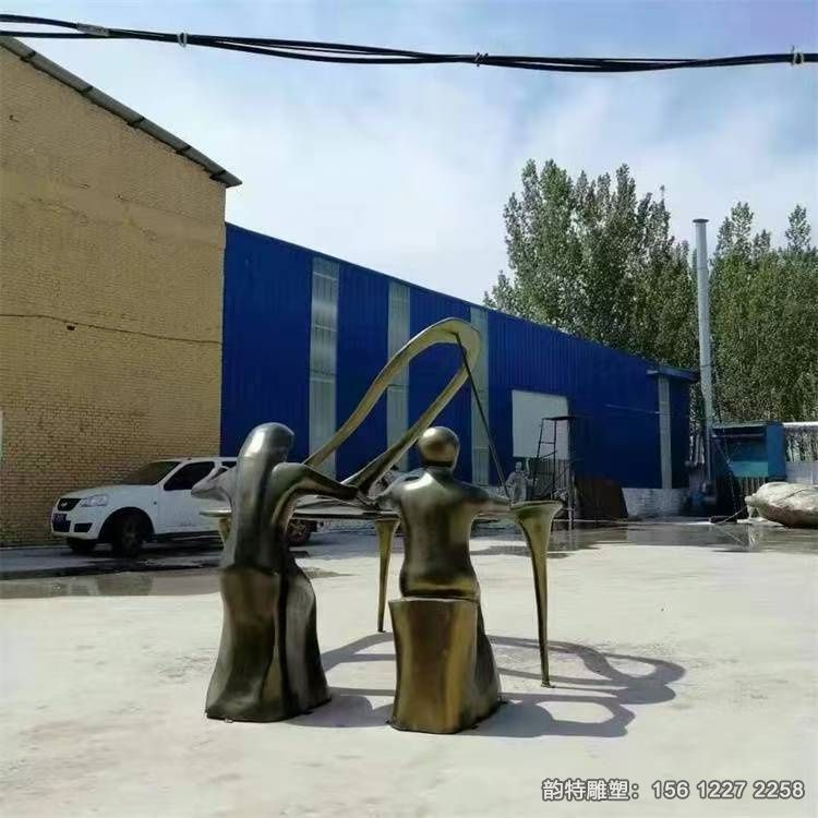抽象人物彈鋼琴雕塑，玻璃鋼彈鋼琴雕塑報價