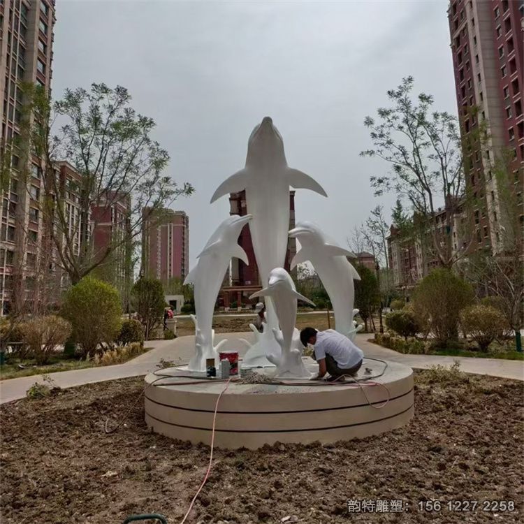 玻璃鋼海豚雕塑安裝現(xiàn)場 母子海豚組合造型案例 玻璃鋼海豚雕塑安裝現(xiàn)場 母子海豚組合造型案例